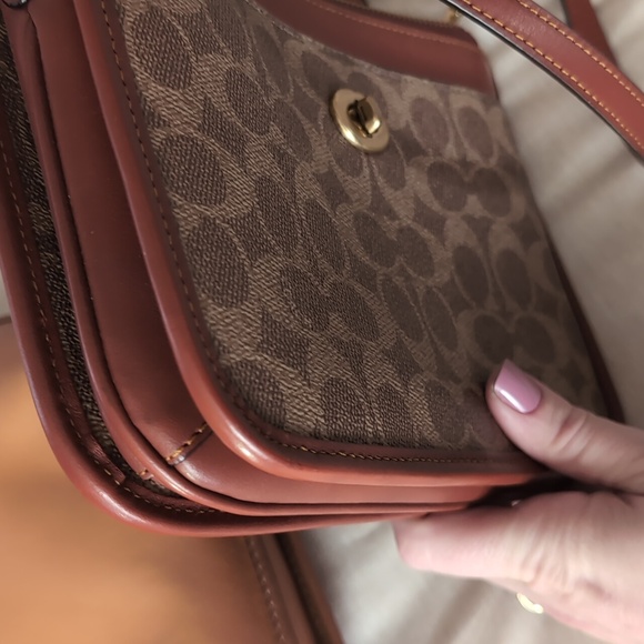 Sold // Coach signature turn lock bag crossbody 3 compartment - Picture 5 of 12